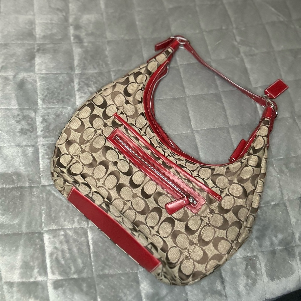 Coach bag original color is burgundy but lighting change color on picture